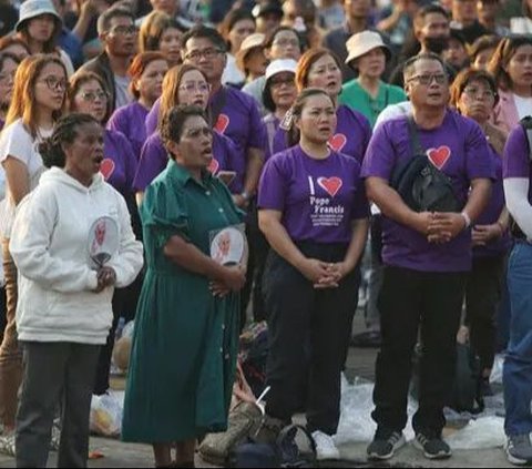 FOTO: Tak Bisa Masuk GBK, Umat Katolik Tetap Khidmat Ikuti Misa Suci Paus Fransiskus Meski Lewat Layar Lebar