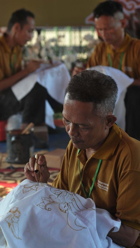 FOTO: Semangat Warga Binaan Lapas Cipinang Ikuti Pelatihan Membuat Batik