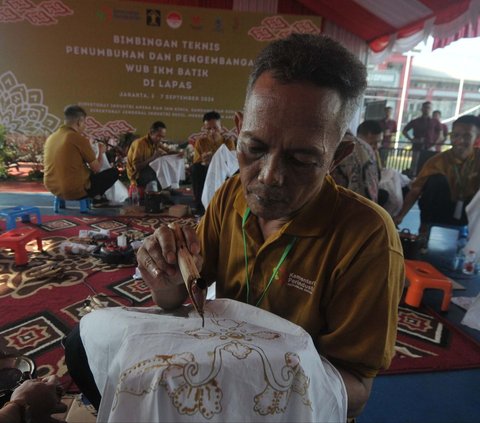 FOTO: Semangat Warga Binaan Lapas Cipinang Ikuti Pelatihan Membuat Batik