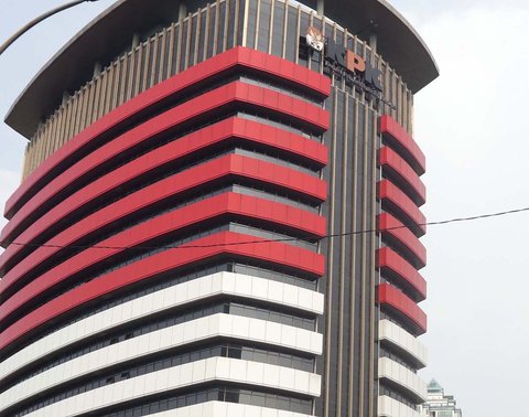 Kendaraan penyemprot air milik kepolisian disiagakan di jalan Kuningan Persada sekitar Gedung Merah Putih KPK, Jakarta, Selasa (1/6/2021). Pengamanan gedung KPK dan sekitarnya diperketat terkait upacara pelantikan pegawai KPK menjadi Aparatur Sipil Negara. (Liputan6.com/Helmi Fithriansyah)