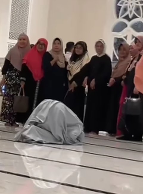 Momen emak-emak foto di masjid