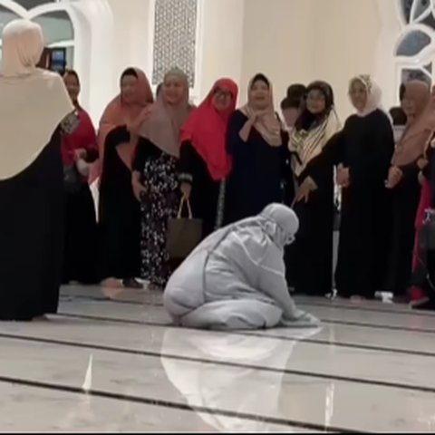 Momen Emak-Emak Foto di Masjid