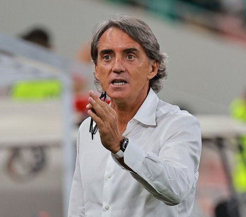 Pelatih Timnas Arab Saudi, Roberto Mancini angkat bicara setelah tim asuhannya ditahan imbang Timnas Indonesia pada pertandingan Grup C putaran ketiga Kualifikasi Piala Dunia 2026 Zona Asia, pada Jumat (6/9/2024) dini hari WIB. Duel Arab Saudi vs Indonesia itu berakhir dengan skor 1-1.