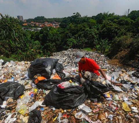 FOTO: Penampakan Gunungan Sampah di TPA Liar Depok yang Diprotes Warga