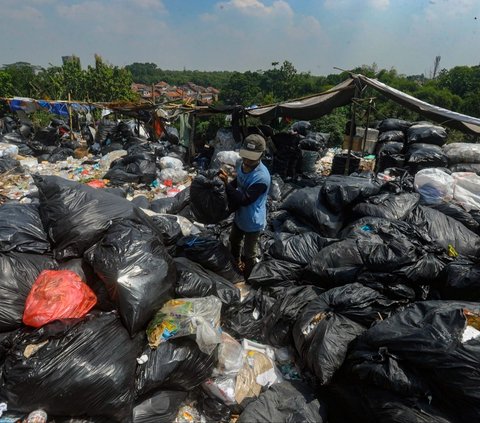 FOTO: Penampakan Gunungan Sampah di TPA Liar Depok yang Diprotes Warga