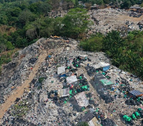 FOTO: Penampakan Gunungan Sampah di TPA Liar Depok yang Diprotes Warga