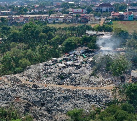 FOTO: Penampakan Gunungan Sampah di TPA Liar Depok yang Diprotes Warga