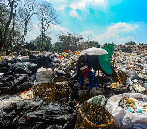 FOTO: Penampakan Gunungan Sampah di TPA Liar Depok yang Diprotes Warga