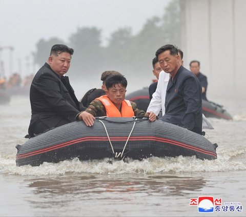 Pemimpin Korea Utara, Kim Jong-un murka setelah banjir dahsyat melanda bagian utara negaranya. Kim Jong-un dilaporkan memerintahkan eksekusi mati terhadap sejumlah pejabat usai banjir menewaskan ribuan orang pada Juli 2024 lalu. Foto: KCNA via REUTERS