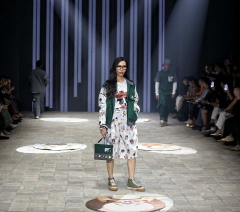 FOTO: Ajang Plaza Indonesia Fashion Week 2024, Adrie Basuki X Evan Hartono Sajikan Koleksi PURE Unconditional Love