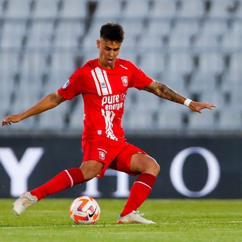 <p>Aksi bek tengah keturunan Indonesia milik FC Twente, Mees Hilgers (paling kiri) di laga leg pertama Kualifikasi Ketiga UEFA Conference League melawan Cukaricki pada 6 Agustus 2022 lalu. (Dok. Instagram Mees Hilgers)</p>