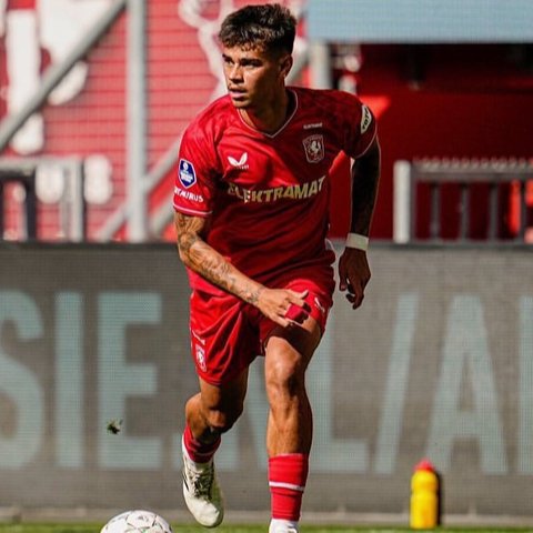 Mees Hilgers saat memperkuat FC Twente di musim 2024/2025. (Instagram/meeshilgerss)