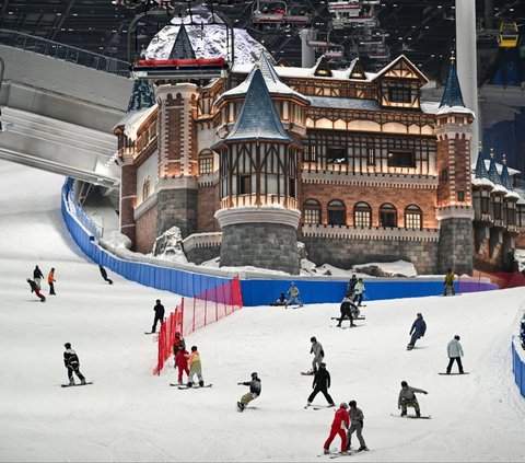 Resor ski dalam ruangan atau indoor terbesar di dunia resmi dibuka di Shanghai, China timur, pada Jumat (6/9). Resor ski seluas 350.000 meter persegi tersebut bernama Shanghai L+SNOW Indoor Skiing Theme Resort. Foto: Hector Retamal/AFP