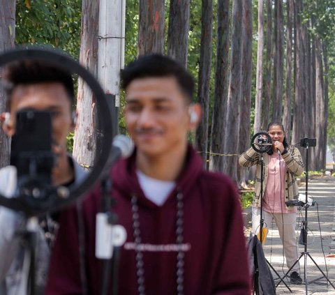 FOTO: Suasana Kanal Banjir Timur Jadi Ruang Favorit Kreator TikTok Raup Saweran dari Live Streaming