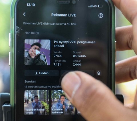 FOTO: Suasana Kanal Banjir Timur Jadi Ruang Favorit Kreator TikTok Raup Saweran dari Live Streaming