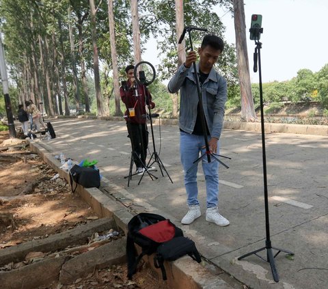 FOTO: Suasana Kanal Banjir Timur Jadi Ruang Favorit Kreator TikTok Raup Saweran dari Live Streaming