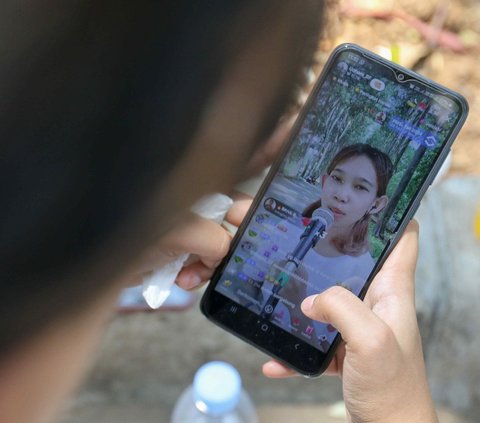 FOTO: Suasana Kanal Banjir Timur Jadi Ruang Favorit Kreator TikTok Raup Saweran dari Live Streaming