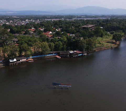 Bicara wisata alam di Kabupaten Bogor, Jawa Barat, memang tak ada habisnya. Tak hanya air terjun, Kabupaten Bogor juga memiliki danau yang tak kalah indah. Yakni, Situ Tunggilis. Foto: Merdeka.com/Imam Buhori