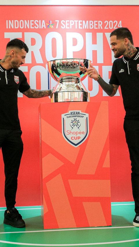 FOTO: Serunya Trophy Tour Shopee Cup 2024, Diego Michiels dan Stefano Lilipaly Diserbu Fans