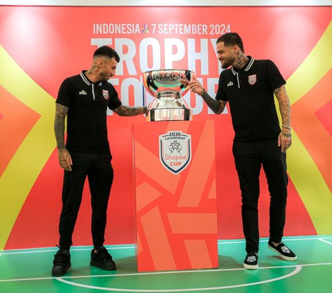 FOTO: Serunya Trophy Tour Shopee Cup 2024, Diego Michiels dan Stefano Lilipaly Diserbu Fans