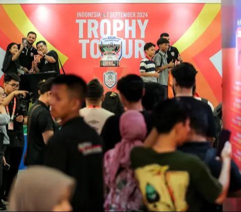 Trophy Tour ASEAN Club Championship Shopee Cup 2024 berlangsung meriah di LOTTE Shopping Avenue, Jakarta Selatan, pada Sabtu (7/9/2024). Foto: Bola.com/Bagaskara Lazuardi