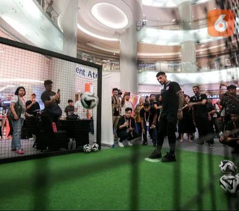 FOTO: Serunya Trophy Tour Shopee Cup 2024, Diego Michiels dan Stefano Lilipaly Diserbu Fans