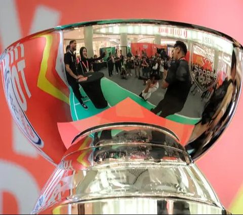 FOTO: Serunya Trophy Tour Shopee Cup 2024, Diego Michiels dan Stefano Lilipaly Diserbu Fans