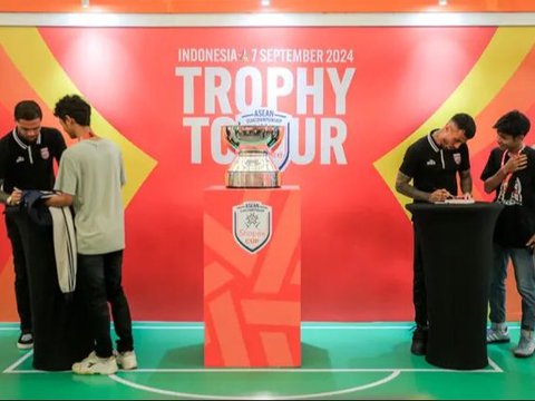 FOTO: Serunya Trophy Tour Shopee Cup 2024, Diego Michiels dan Stefano Lilipaly Diserbu Fans