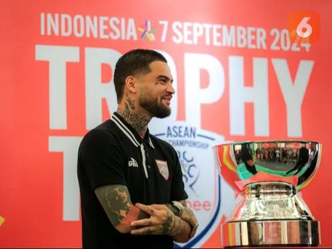 FOTO: Serunya Trophy Tour Shopee Cup 2024, Diego Michiels dan Stefano Lilipaly Diserbu Fans