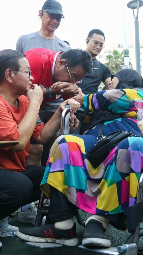 FOTO: Serap Aspirasi Warga Saat CFD, Pasangan Pramono-Rano Ngopi Bareng Wartawan hingga Cium Tangan Lansia di Bundaran HI