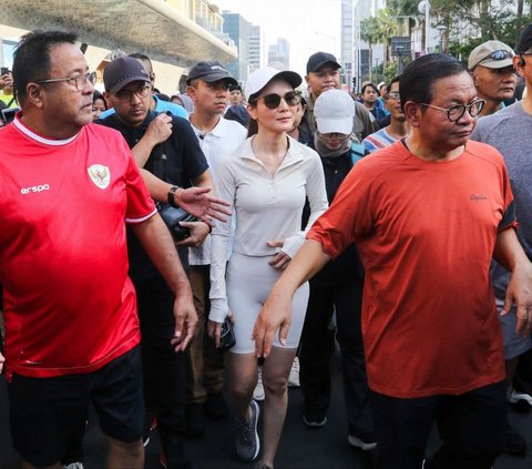 FOTO: Serap Aspirasi Warga Saat CFD, Pasangan Pramono-Rano Ngopi Bareng Wartawan hingga Cium Tangan Lansia di Bundaran HI