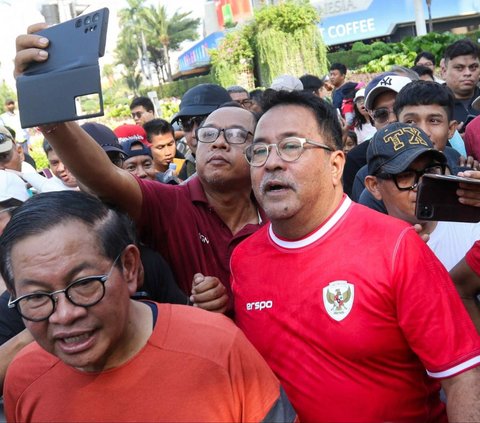 FOTO: Serap Aspirasi Warga Saat CFD, Pasangan Pramono-Rano Ngopi Bareng Wartawan hingga Cium Tangan Lansia di Bundaran HI