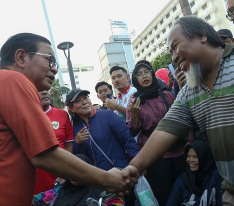 FOTO: Serap Aspirasi Warga Saat CFD, Pasangan Pramono-Rano Ngopi Bareng Wartawan hingga Cium Tangan Lansia di Bundaran HI