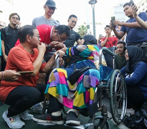 FOTO: Serap Aspirasi Warga Saat CFD, Pasangan Pramono-Rano Ngopi Bareng Wartawan hingga Cium Tangan Lansia di Bundaran HI