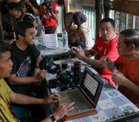 FOTO: Serap Aspirasi Warga Saat CFD, Pasangan Pramono-Rano Ngopi Bareng Wartawan hingga Cium Tangan Lansia di Bundaran HI