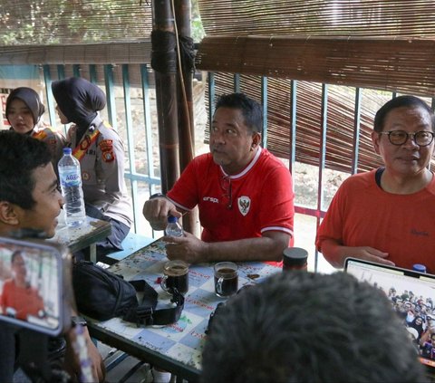 FOTO: Serap Aspirasi Warga Saat CFD, Pasangan Pramono-Rano Ngopi Bareng Wartawan hingga Cium Tangan Lansia di Bundaran HI