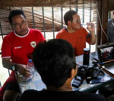 FOTO: Serap Aspirasi Warga Saat CFD, Pasangan Pramono-Rano Ngopi Bareng Wartawan hingga Cium Tangan Lansia di Bundaran HI