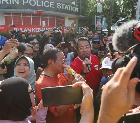 FOTO: Serap Aspirasi Warga Saat CFD, Pasangan Pramono-Rano Ngopi Bareng Wartawan hingga Cium Tangan Lansia di Bundaran HI