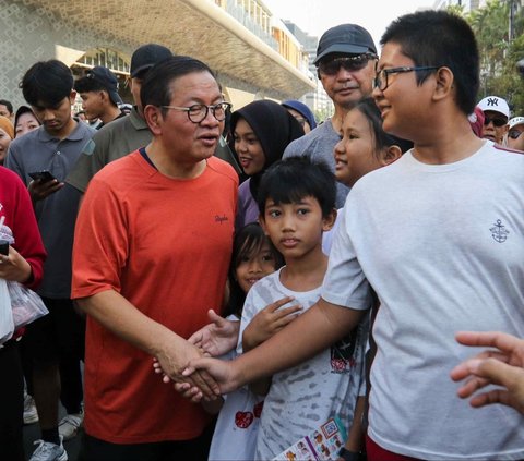 FOTO: Serap Aspirasi Warga Saat CFD, Pasangan Pramono-Rano Ngopi Bareng Wartawan hingga Cium Tangan Lansia di Bundaran HI