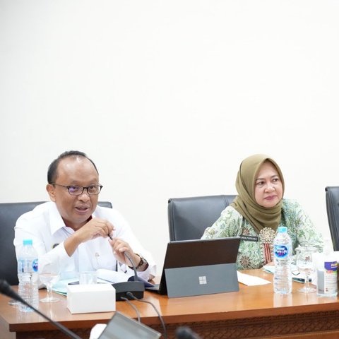 Anggota BPH Migas Abdul Halim dan Asisten Pemerintah dan Kesra Setda Provinsi Kalimantan Barat Linda Purnama.