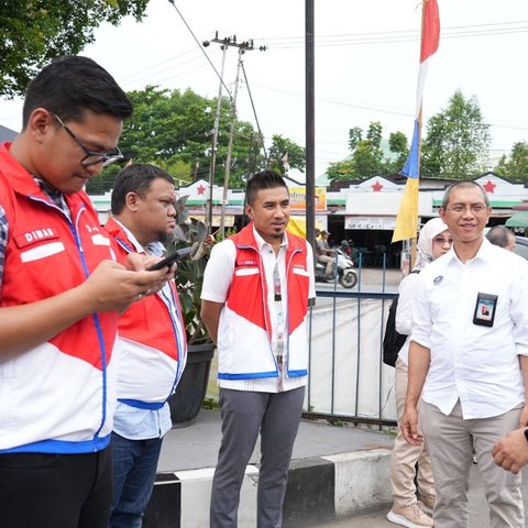 Anggota Komite BPH Migas Eman Salman Arief mengunjungi sejumlah Stasiun Pengisian Bahan Bakar Umum (SPBU) di Pontianak.