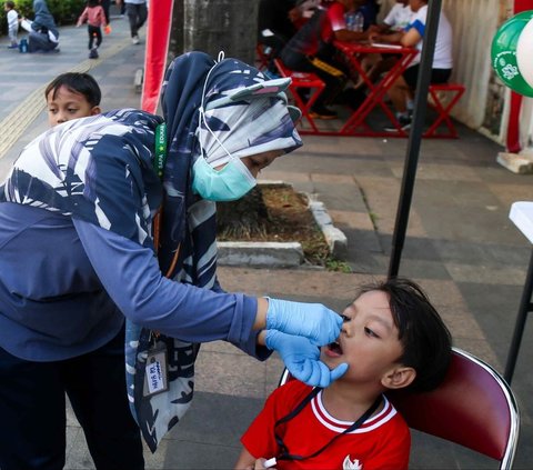 FOTO: Lindungi Anak dari Kelumpuhan Permanen, Program Imunisasi Polio Digelar Gratis Saat CFD Bundaran HI