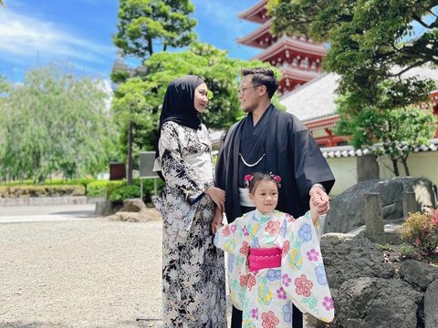 7 Momen Keseruan Dian Pelangi dan Keluarga saat Liburan di Jepang, Paras Cantik dan Lucu Sang Anak Bikin Salfok