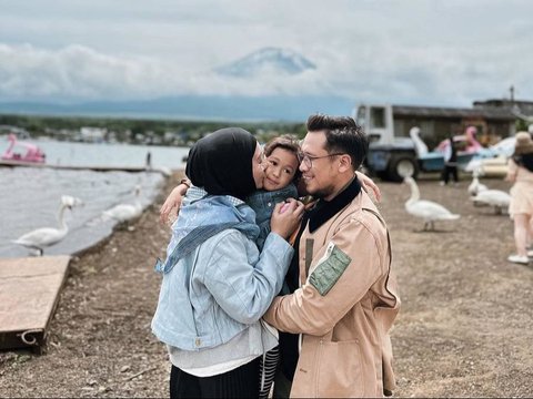 7 Momen Keseruan Dian Pelangi dan Keluarga saat Liburan di Jepang, Paras Cantik dan Lucu Sang Anak Bikin Salfok