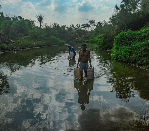 Pada hari Minggu (08/09/2024), warga di wilayah tersebut memasuki bulan kedua tanpa air bersih yang memadai. Foto: merdeka.com / Arie Basuki