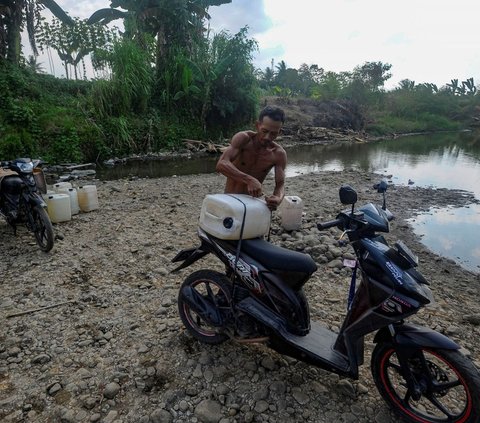 FOTO: Krisis Air Bersih Landa Jonggol, Ratusan Kepala Keluarga Mengandalkan Kali Cihoe yang Keruh dan Hampir Kering untuk Konsumsi