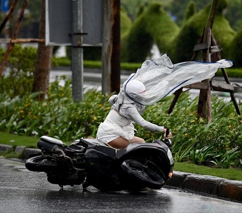 FOTO: Ngeri! Ini Penampakan Amukan Dahsyat Topan Super Yagi Saat Obrak-Abrik Bagian Utara Vietnam