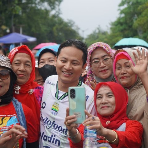 Meski Diguyur Hujan, Karnaval SCTV Di Trenggalek Tetap Meriah