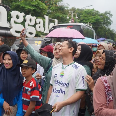 Meski Diguyur Hujan, Karnaval SCTV Di Trenggalek Tetap Meriah