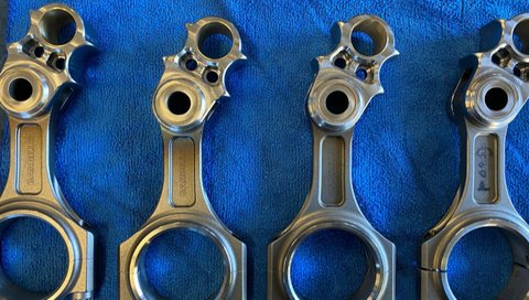 Dua bagian connecting rod diyakini dapat meningkatkan torsi dalam ruang mesin.